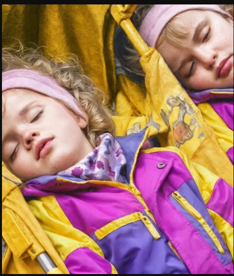 Dodici anni fa, alle cinque del mattino, durante il mio turno tra i cassonetti, trovai due gemelline lasciate sole in un passeggino su un marciapiede gelato… e da quel momento diventai la loro mamma. Credevo che il colpo di scena più grande fosse stato il modo in cui ci eravamo incontrate—finché una telefonata arrivata quest’anno non mi ha fatto capire che mi sbagliavo di brutto.