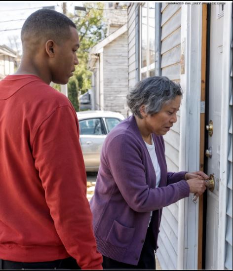 Mia moglie è scomparsa anni fa. Per mesi ho mandato 300 dollari a sua madre… finché non ho scoperto la verità.