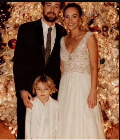 Mia madre mi ha voltato le spalle quando ho scelto di sposare una donna con un figlio. Per anni ha deriso la mia famiglia e le mie scelte. Ma quando ci ha rivisti dopo tre anni, davanti a ciò che eravamo diventati, non è riuscita a trattenere il crollo.