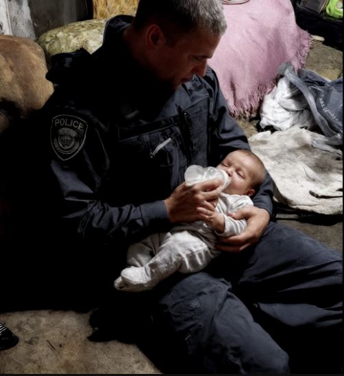 Ho sfamato un neonato affamato trovato accanto a una donna priva di sensi… anni dopo è stato lui, su un palco, a mettermi una medaglia tra le mani