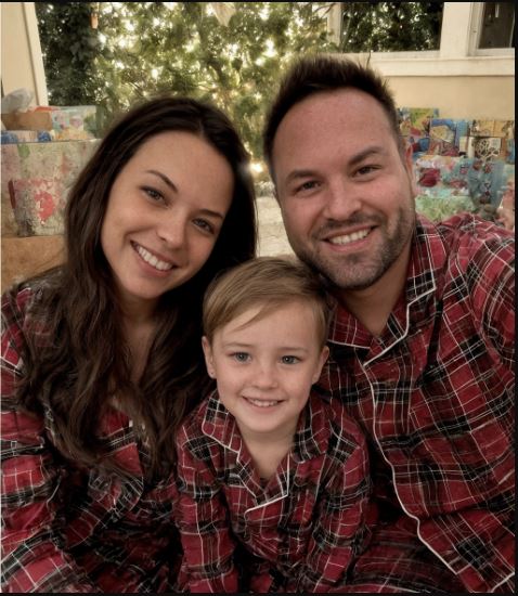 Durante l’apertura dei regali di Natale, mio figlio di 5 anni ha gridato: «Sì! L’altra mamma ha mantenuto la promessa!» — e dopo un lungo silenzio, mio marito ha finalmente parlato