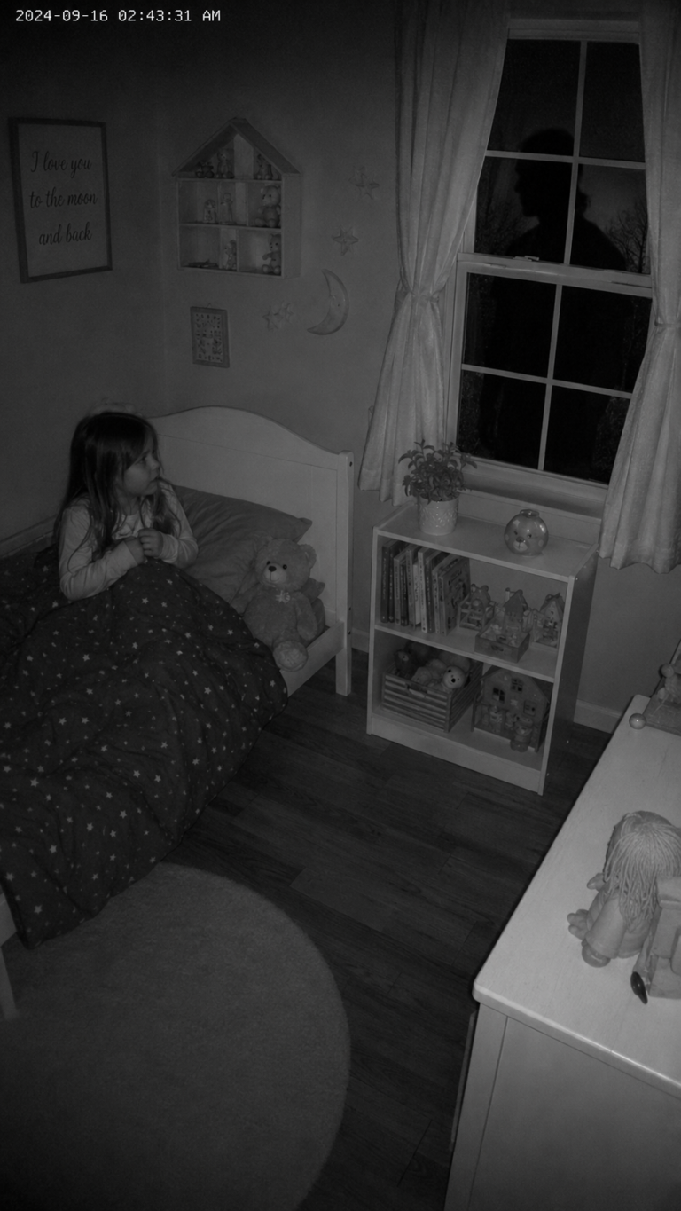 La mia bambina di 5 anni mi ha chiesto perché ‘il signor Tom’ viene solo di notte quando sto dormendo – non conosco nessun Tom, così ho installato una telecamera nella sua stanza e ho aspettato