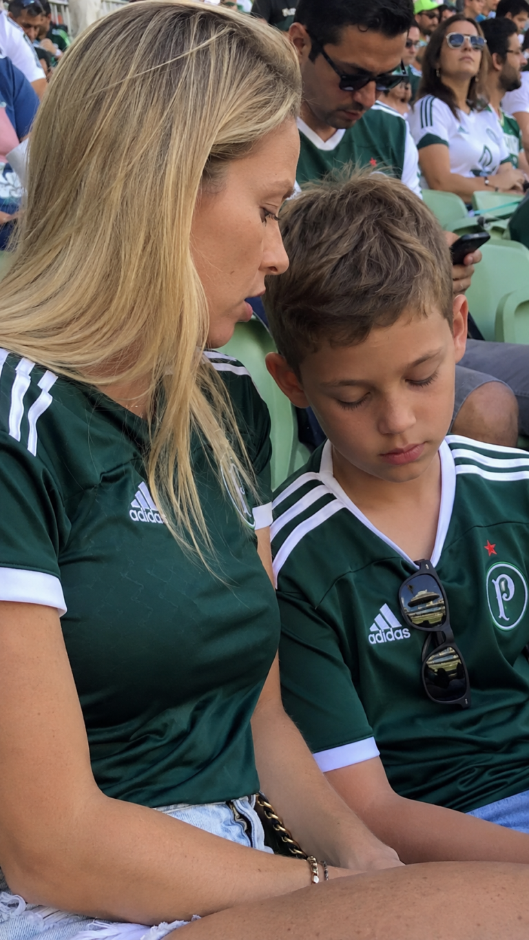 Un tifoso arrabbiato ordinò a una madre e al suo figlio silenzioso di lasciare il campionato – La sua risposta lasciò la Sezione 112 senza parole